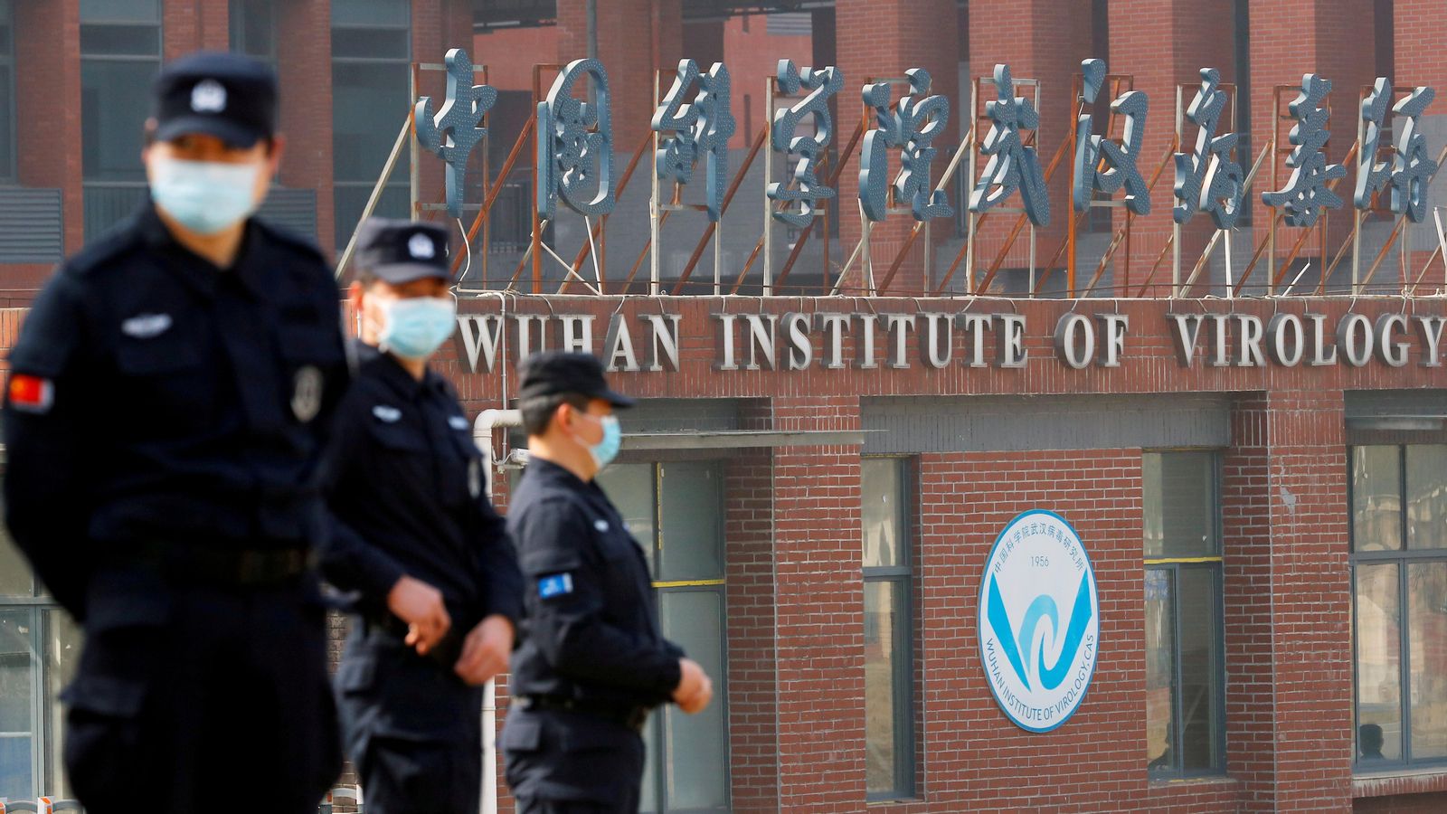 Personal de seguretat a les portes de l’Institut de Virologia de Wuhan durant la visita dels delegats de l’Organització Mundial de la Salut a principi de juny