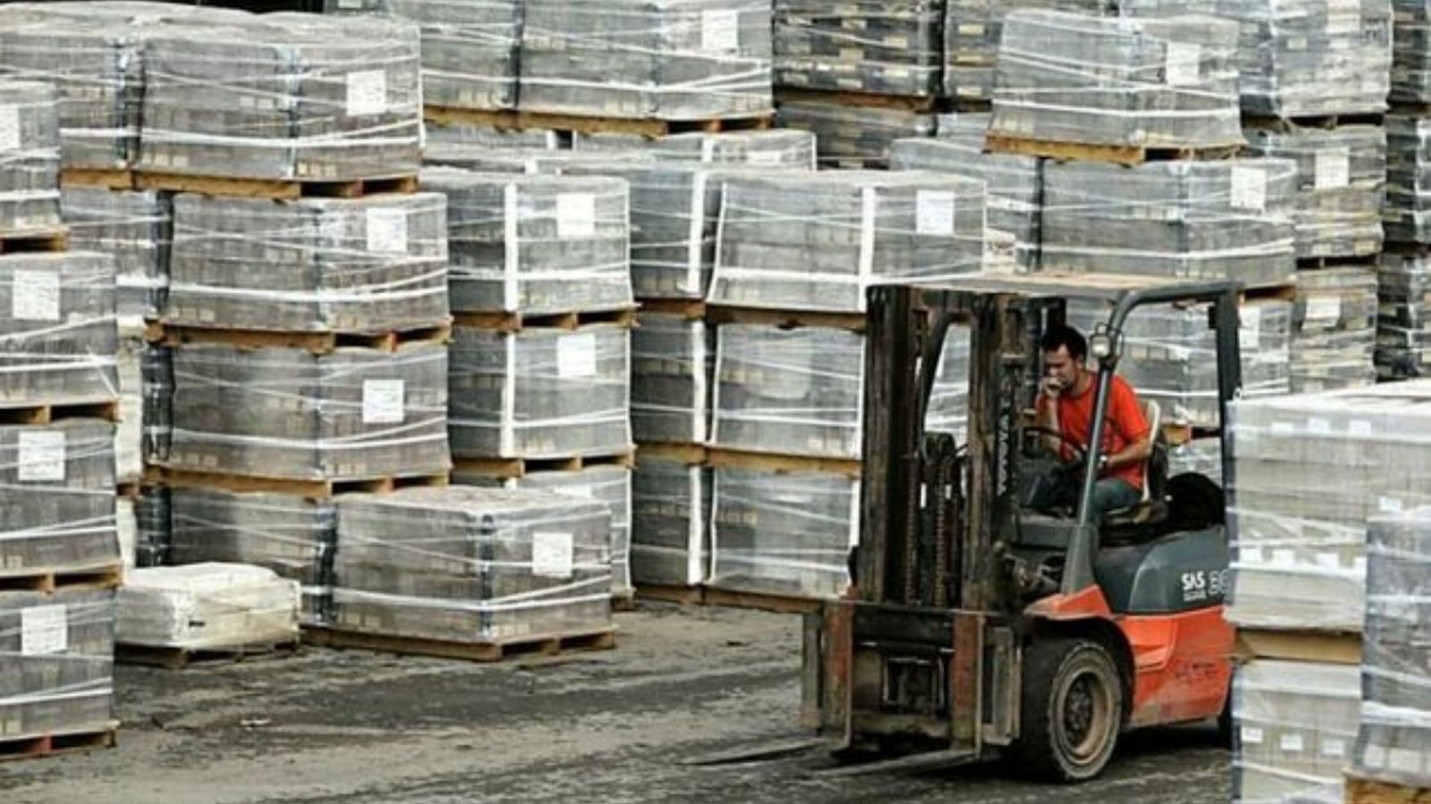 Imatge d'arxiu d'un operari en una empresa taulellera