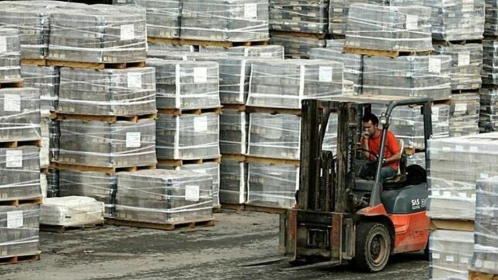 Imatge d'arxiu d'un operari en una empresa taulellera