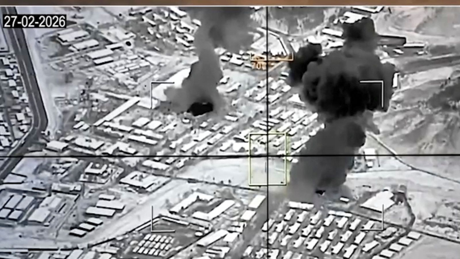 Dos columnes de fum a Kabul després dels bombardejos del Pakistan a la capital afganesa este divendres