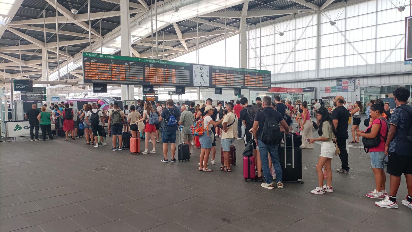 Cues a l'estació de Joaquim Sorolla de València