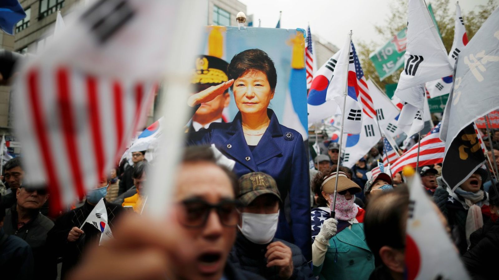 Partidaris de l'expresidenta Park Geun-hye a la porta del tribunal de Seül que l'ha condemnada a 24 anys de presó per corrupció