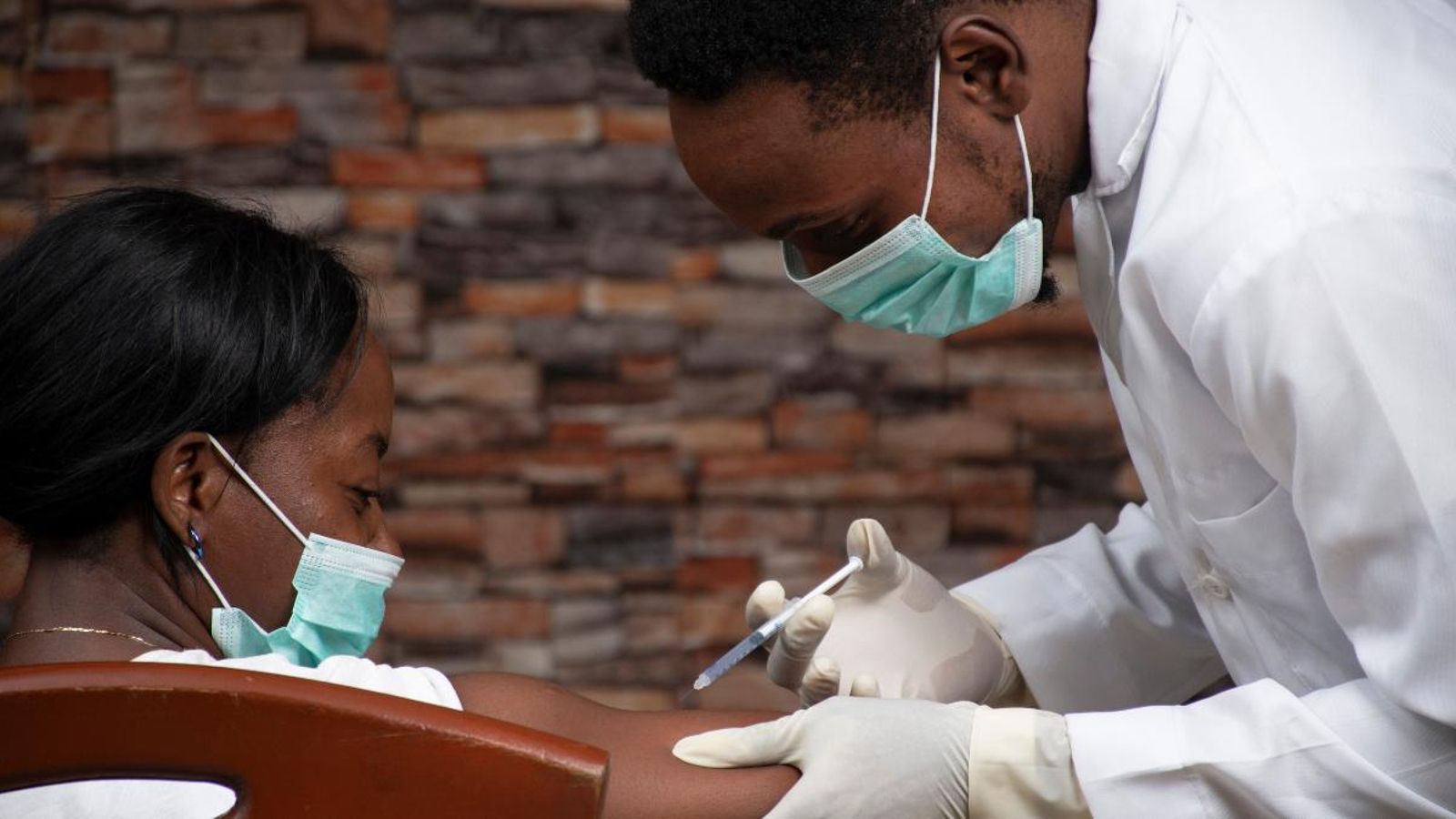 Un infermer vacuna una pacient