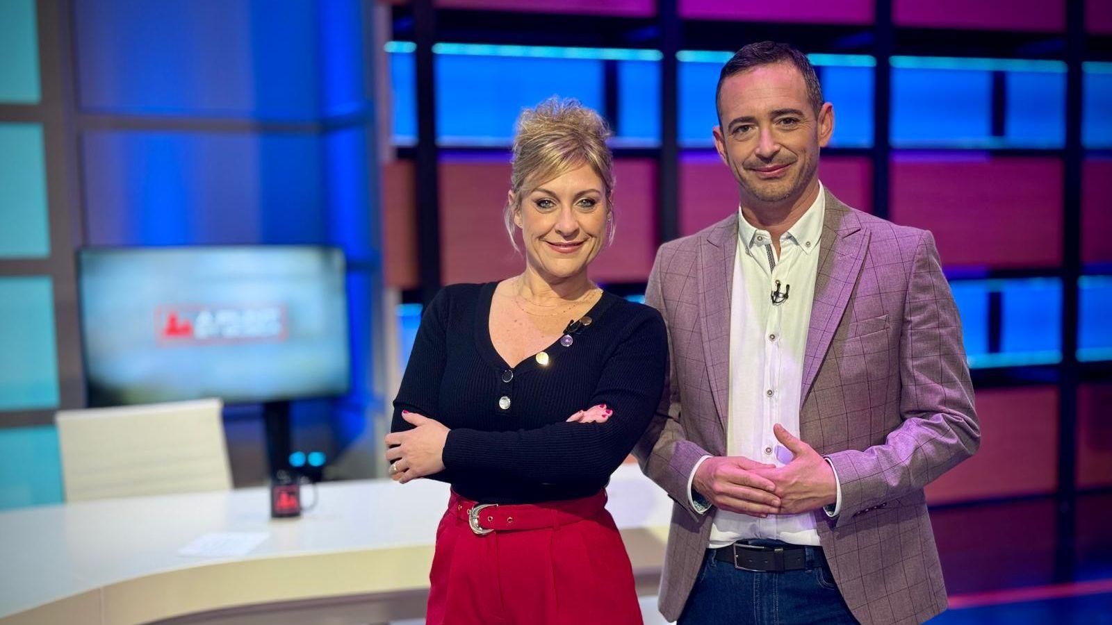 Mireia Llinares i Juan Nieto, presentadors À Punt et busca