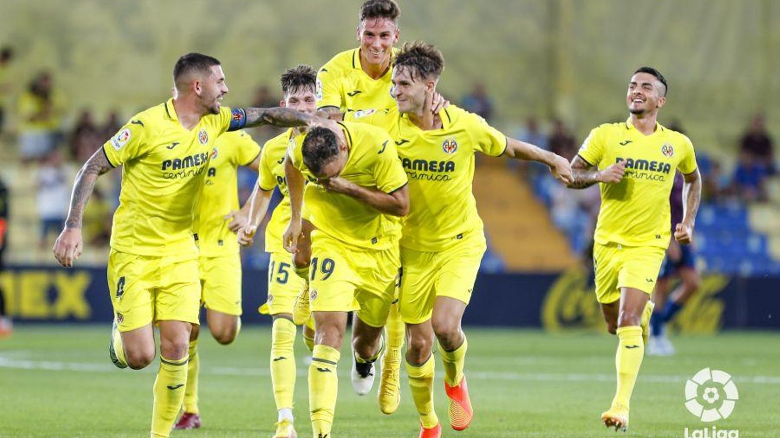 Els jugadors del Vila-real celebren el gol de Pablo Íñiguez