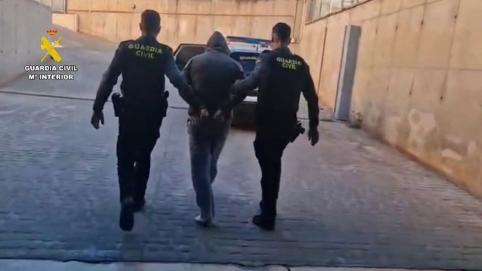 Els agents de la Guàrdia Civil traslladen un dels arrestats a dependències judicials