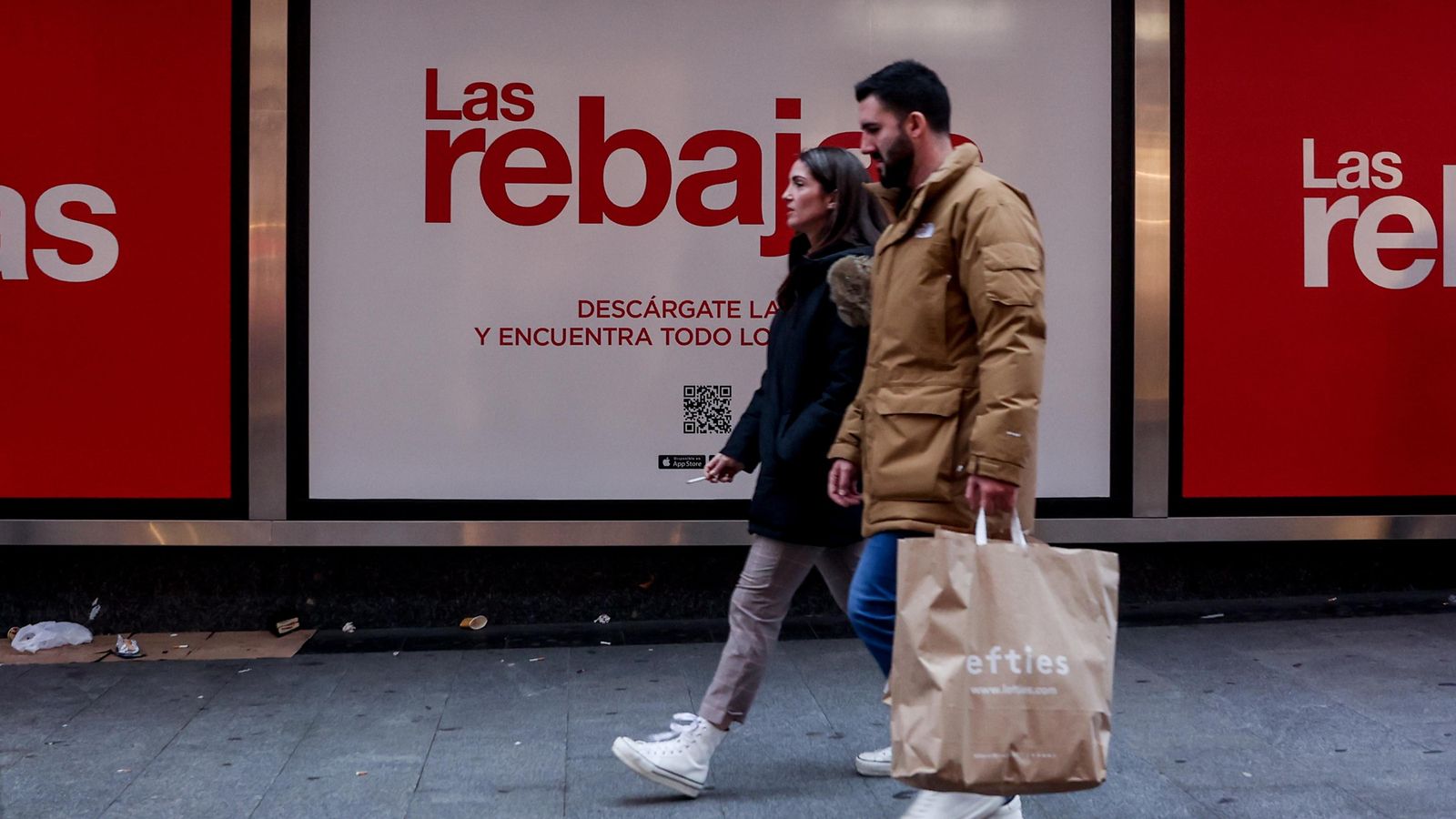 Una parella va de compres durant les rebaixes de gener Una parella de compres durant les rebaixes de gener