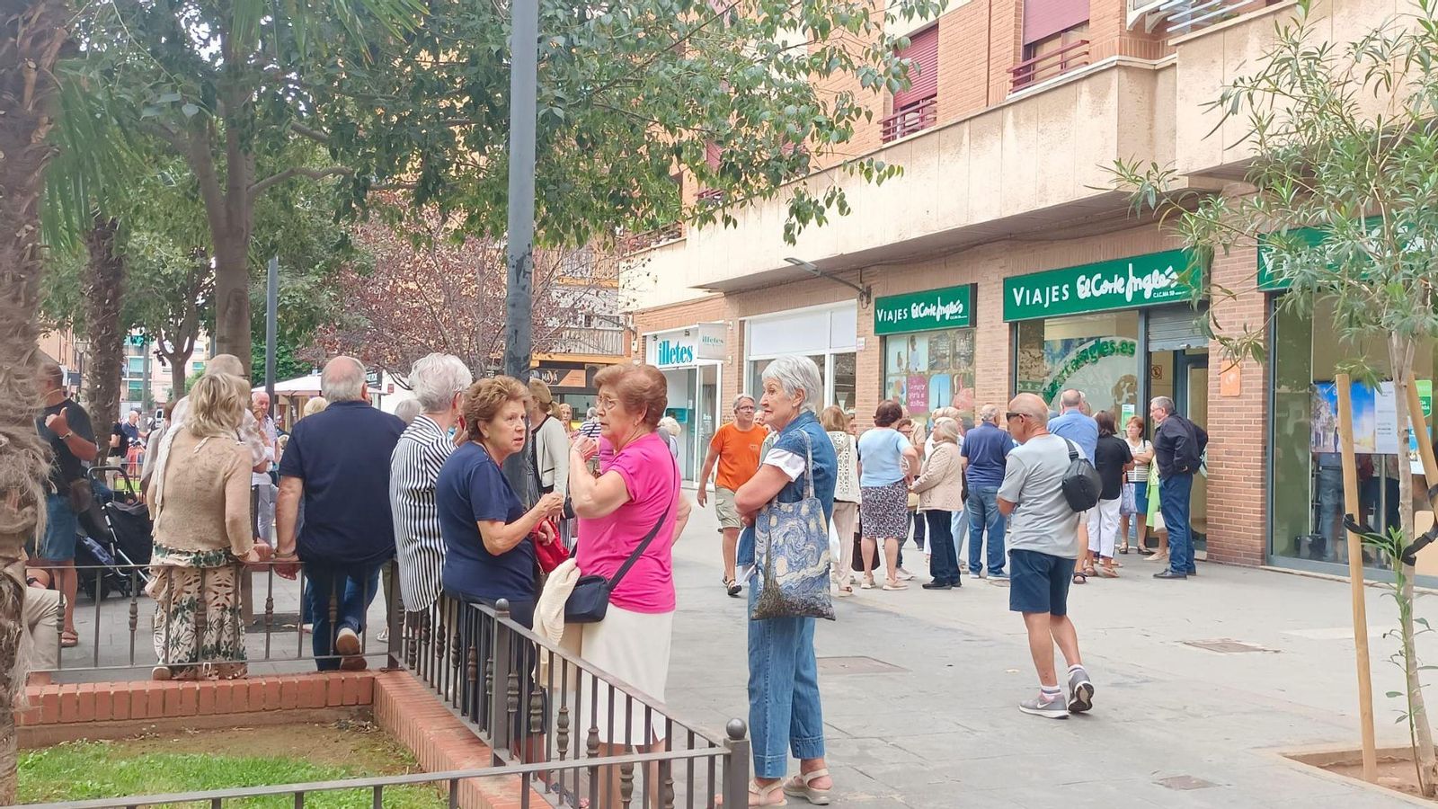 Cues a les portes d'una agència de viatges a Mislata