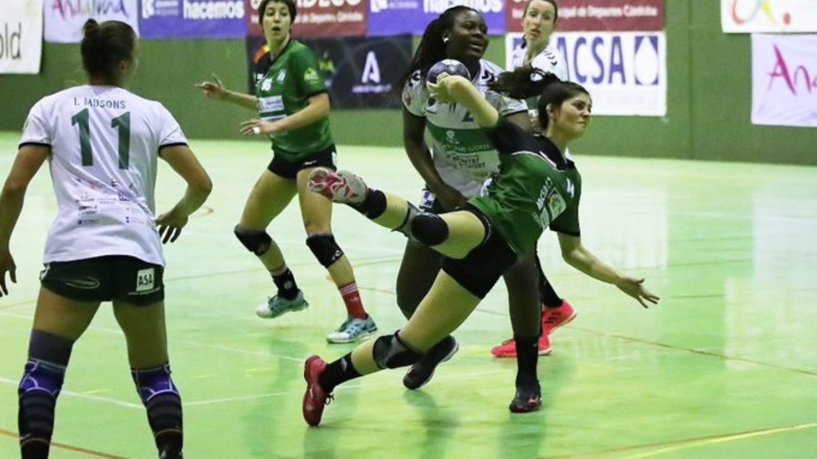 Enfrontament entre l'Handbol Elx i l'Adesal Còrdova al pavelló La Fuensanta