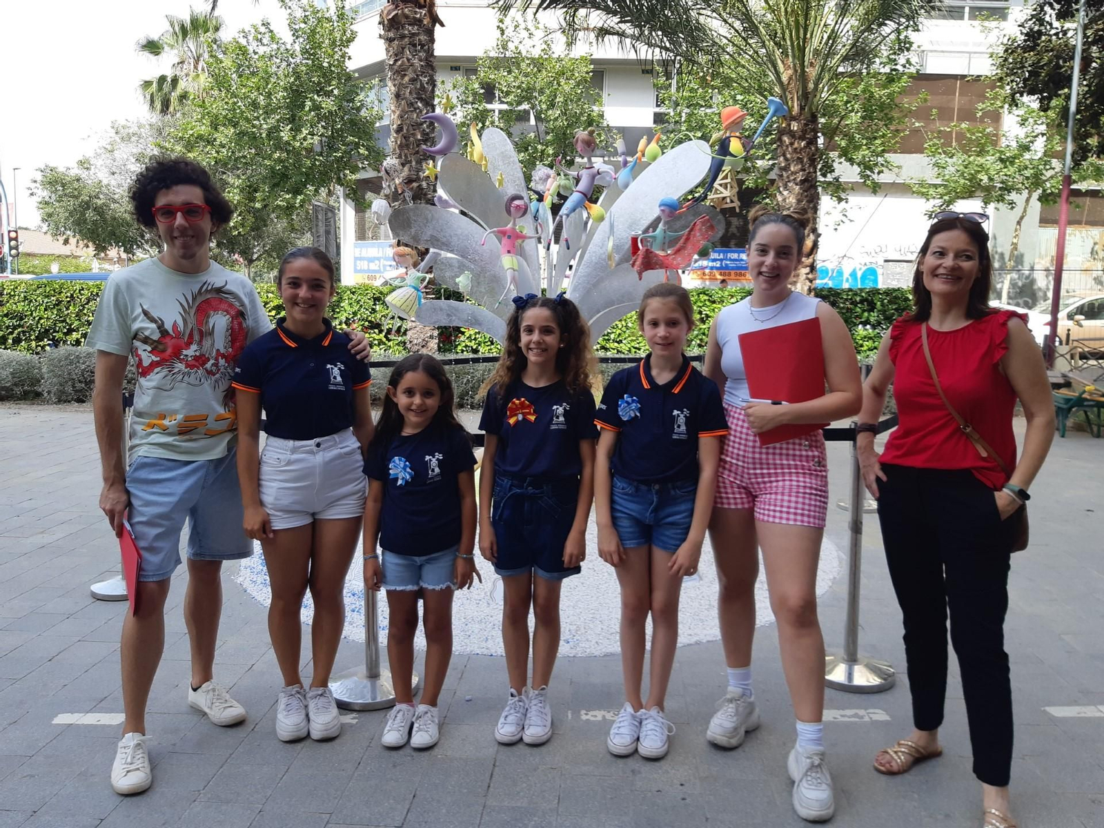 El jurat del premis La Colla amb membres de la comissió infantil de la foguera Avinguda Loring-Estació