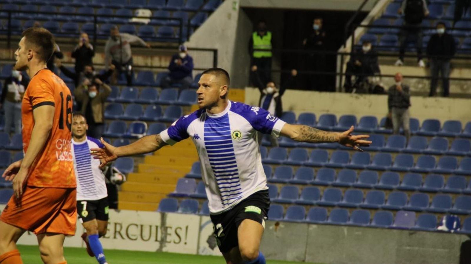 Acuña celebra el gol de l'empat per a l'Hèrcules