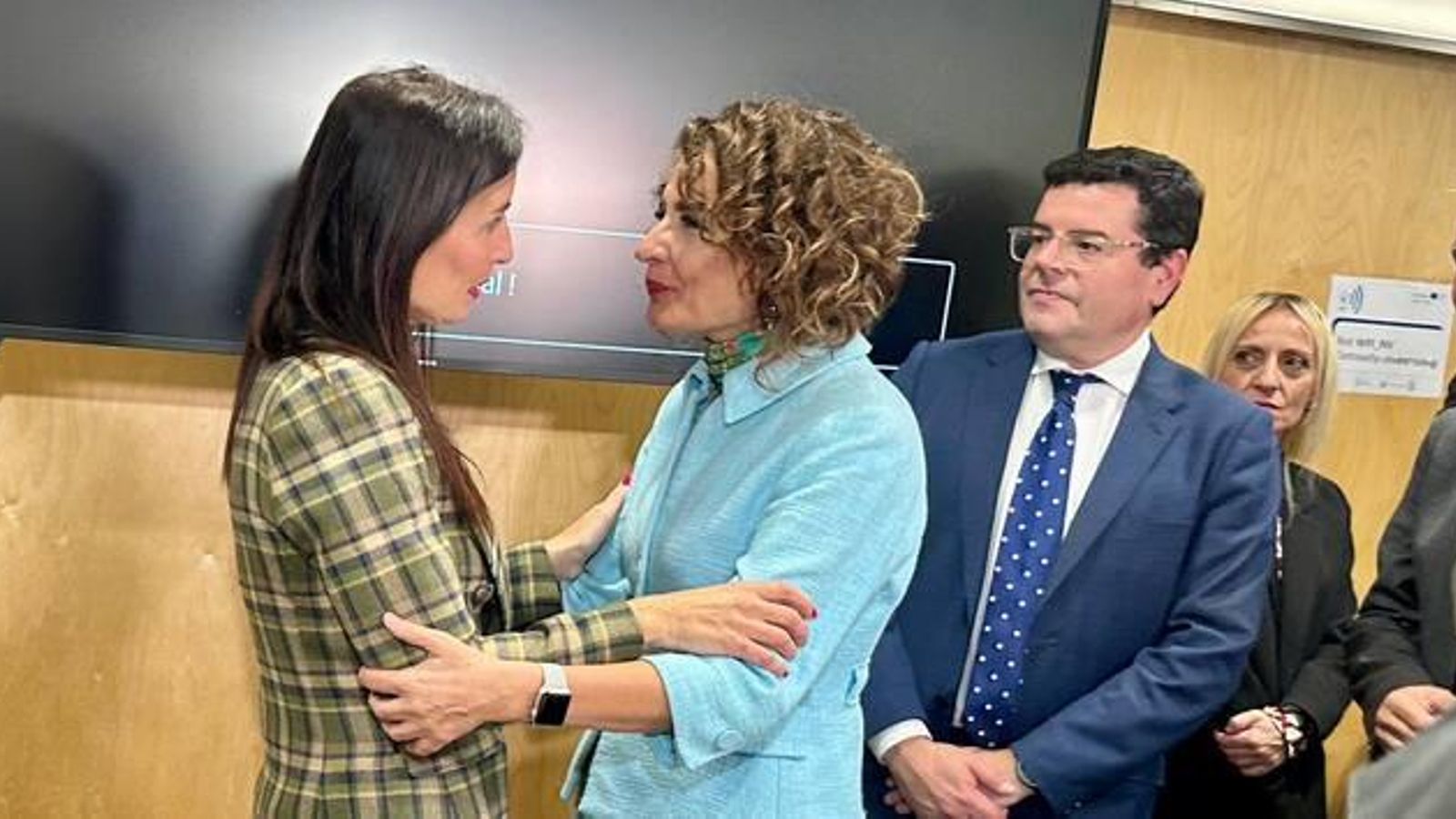 La consellera d'Hisenda, Ruth Merino, i la ministra d'Hisenda, Mª Jesús Montero en una trobada / Arxiu