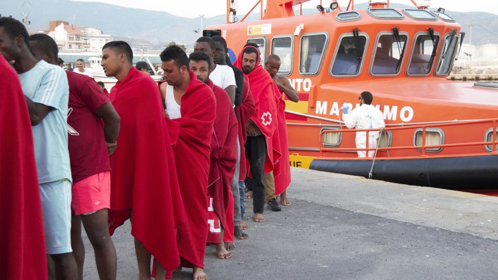 Alguns dels migrants rescatats per Salvament Marítim arriben al port de Motril