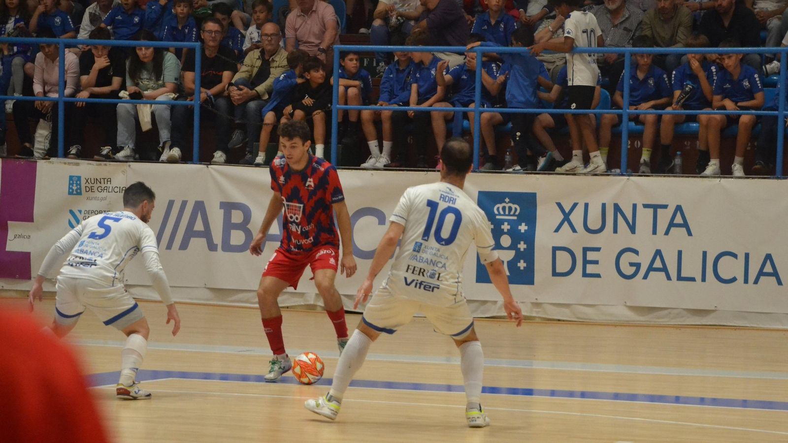 Un jugador de l'Alzira FS, pressionat per dos rivals