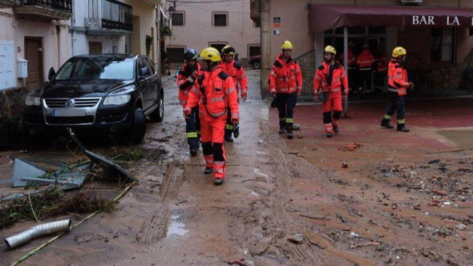 Els bombers de Catalunya revisen este dilluns el nucli urbà de Godall, situat a la comarca del Monstsià, a Tarragona, per a retirar els elements que suposen algun risc