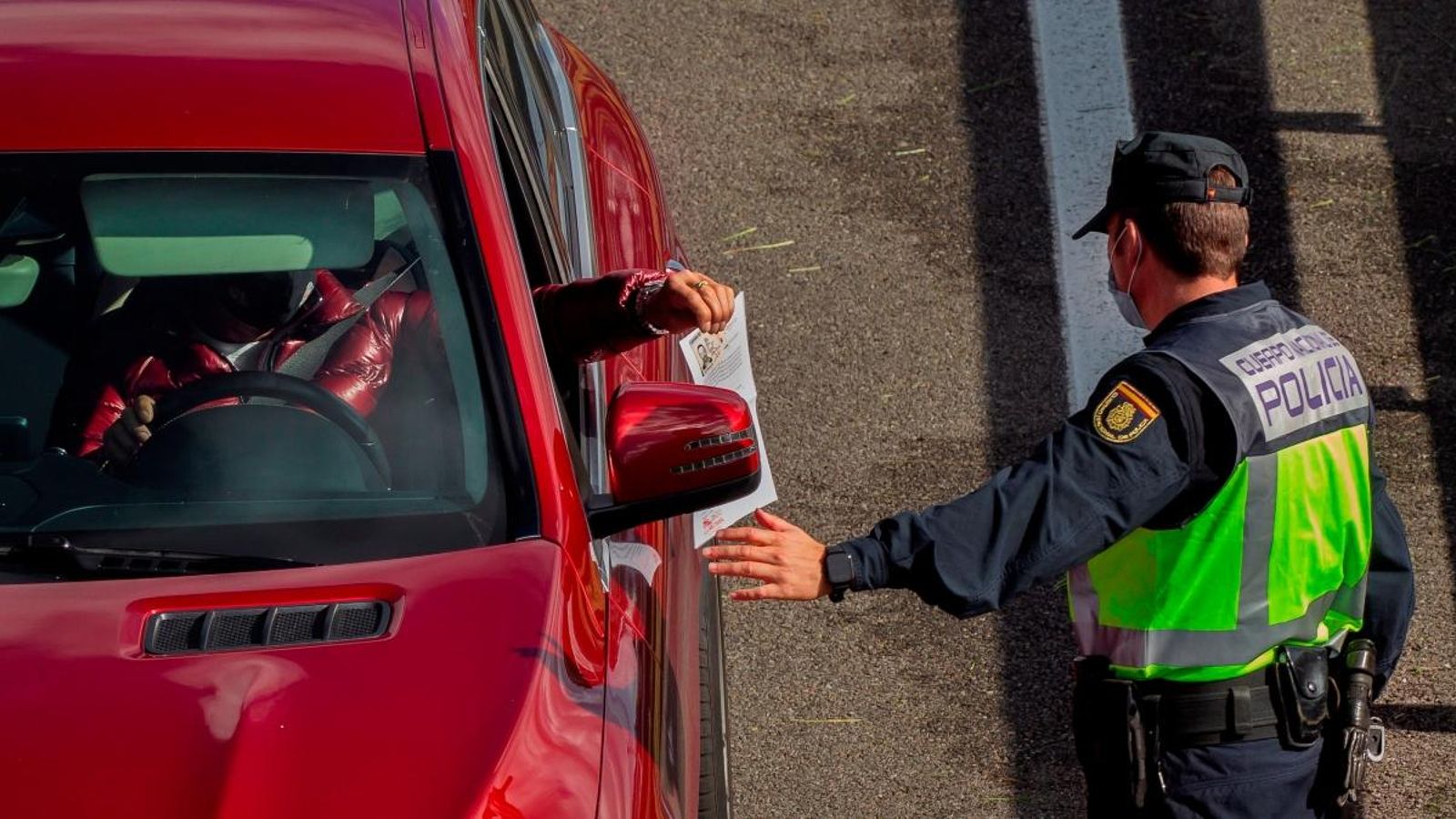 Agents de la Policia en un control instal·lat a l'entrada a la capital asturiana per l'autopista A-66.