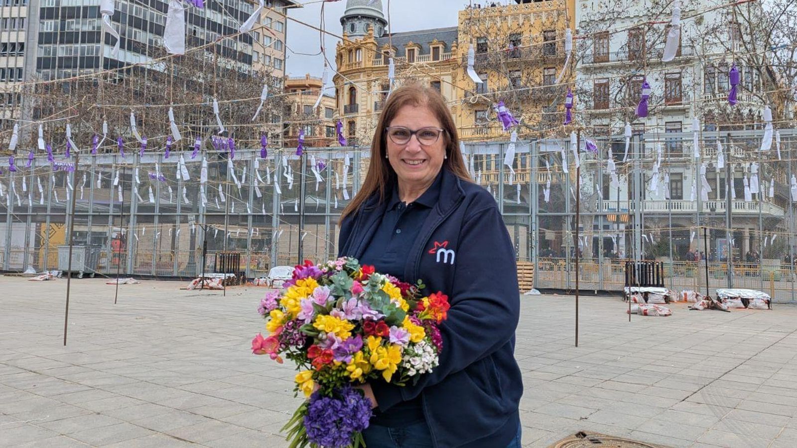 La pirotècnica Reyes Martí amb el ram de flors que ha situat a la plaça en record del seu company Francisco Sirvent, que va morir este dijous