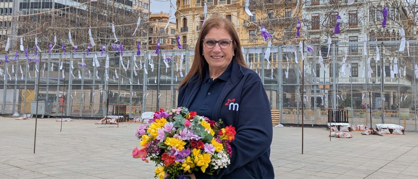 La pirotècnica Reyes Martí amb el ram de flors que ha situat a la plaça en record del seu company Francisco Sirvent, que va morir este dijous