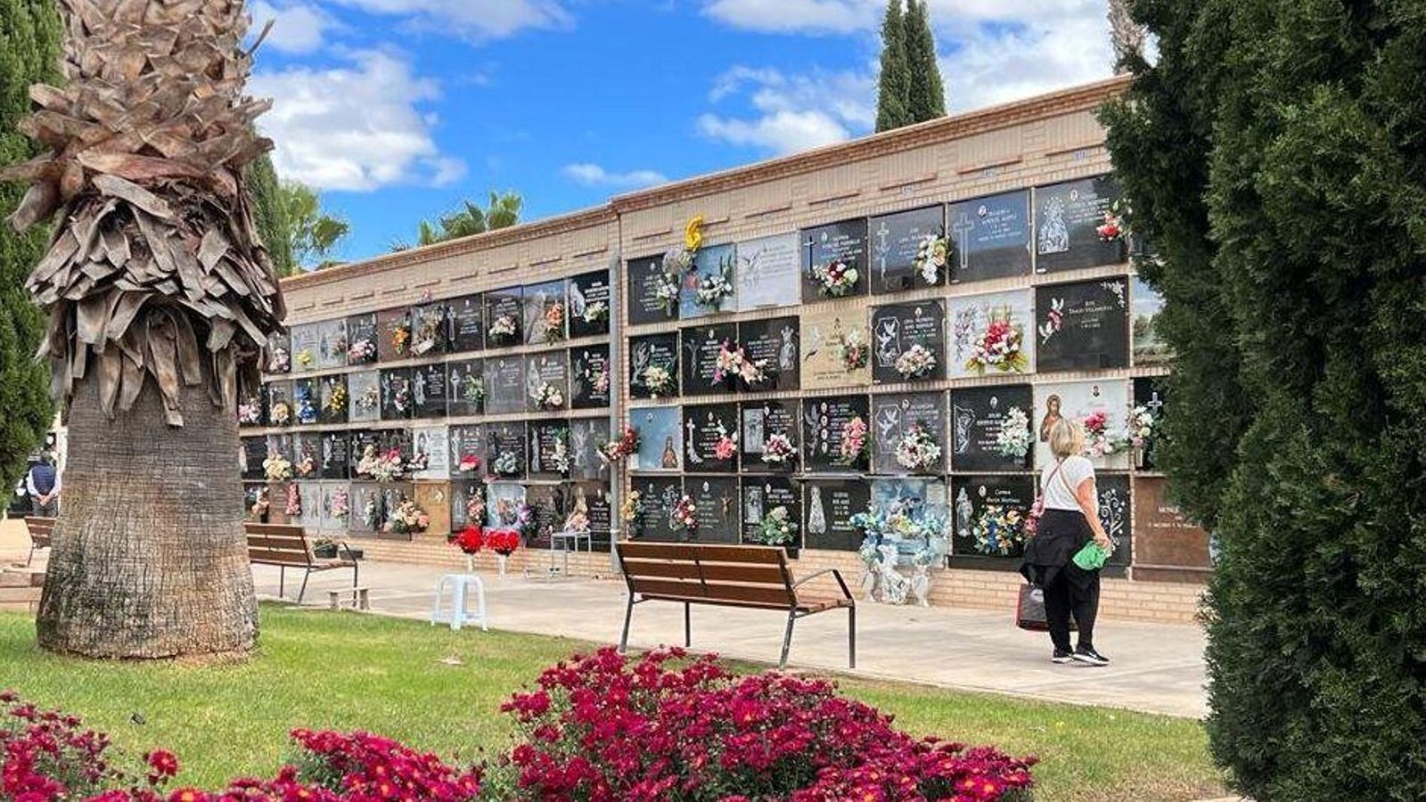 El cementeri de Paterna, així com els de la resta de la Comunitat Valenciana, es preparen per a rebre aquest dimecres centenars de visitants