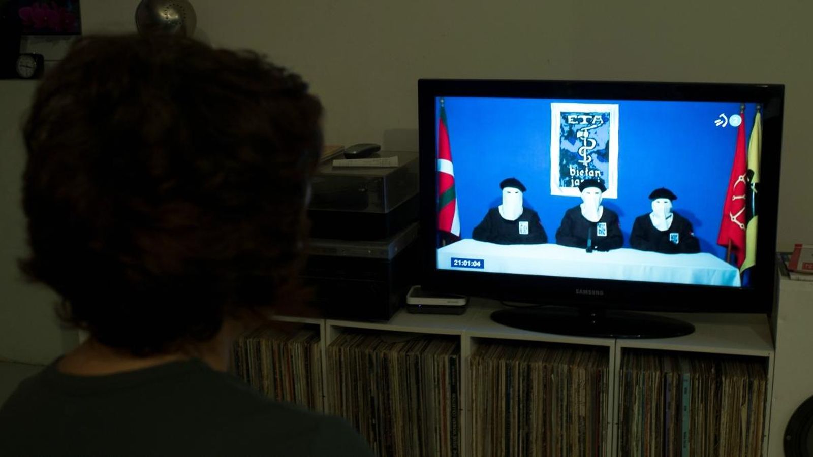 Una dona veu l'anunci de la dissolució d'ETA en ETB