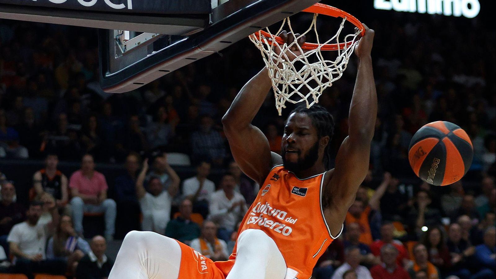 Ojeleye fa una esmaixada