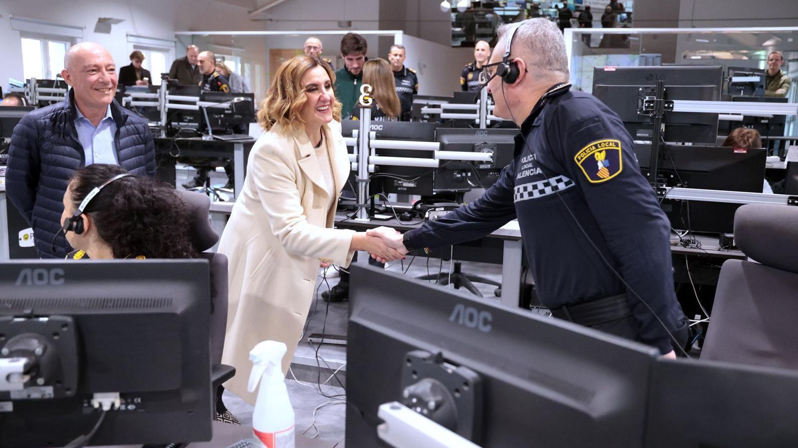 L'alcaldessa de la ciutat de València, María José Catalá, saluda els efectius de la Policia Local