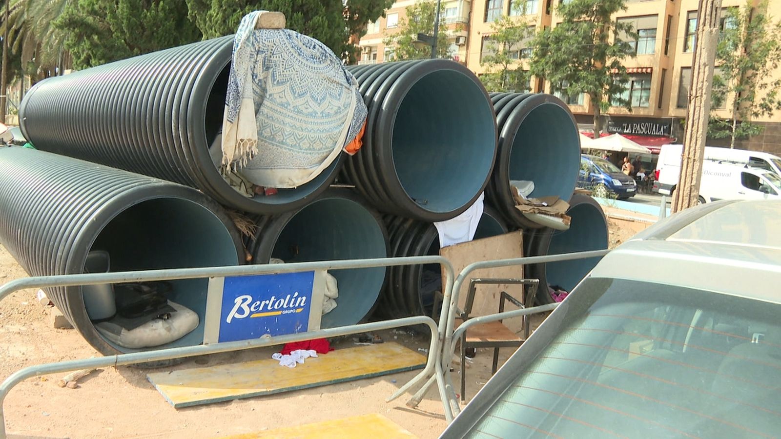 Els tubs on es refugia la gent sense llar