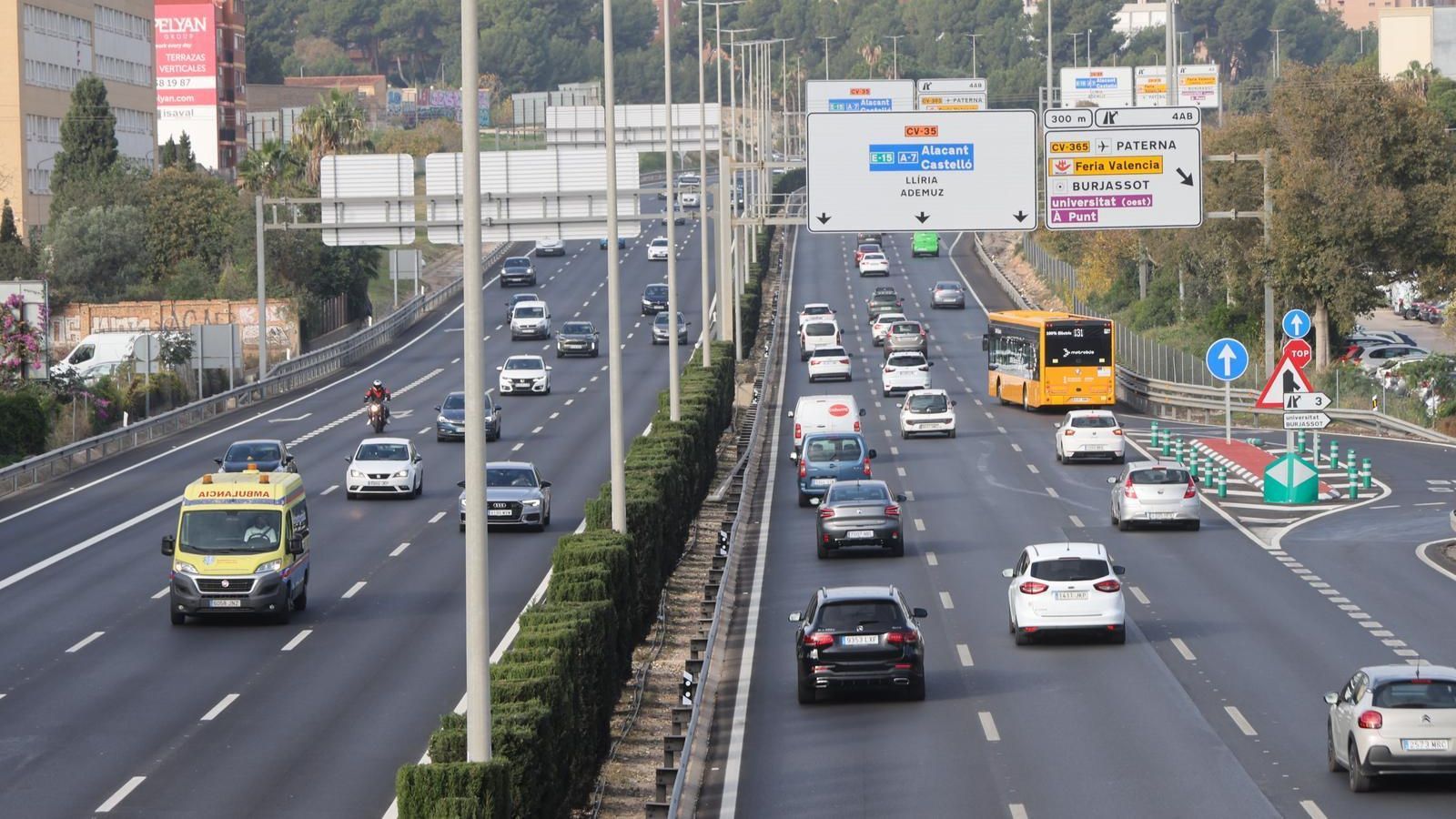 La Pista d'Ademús, una de les principals vies d'accés a València, presenta embussos diaris