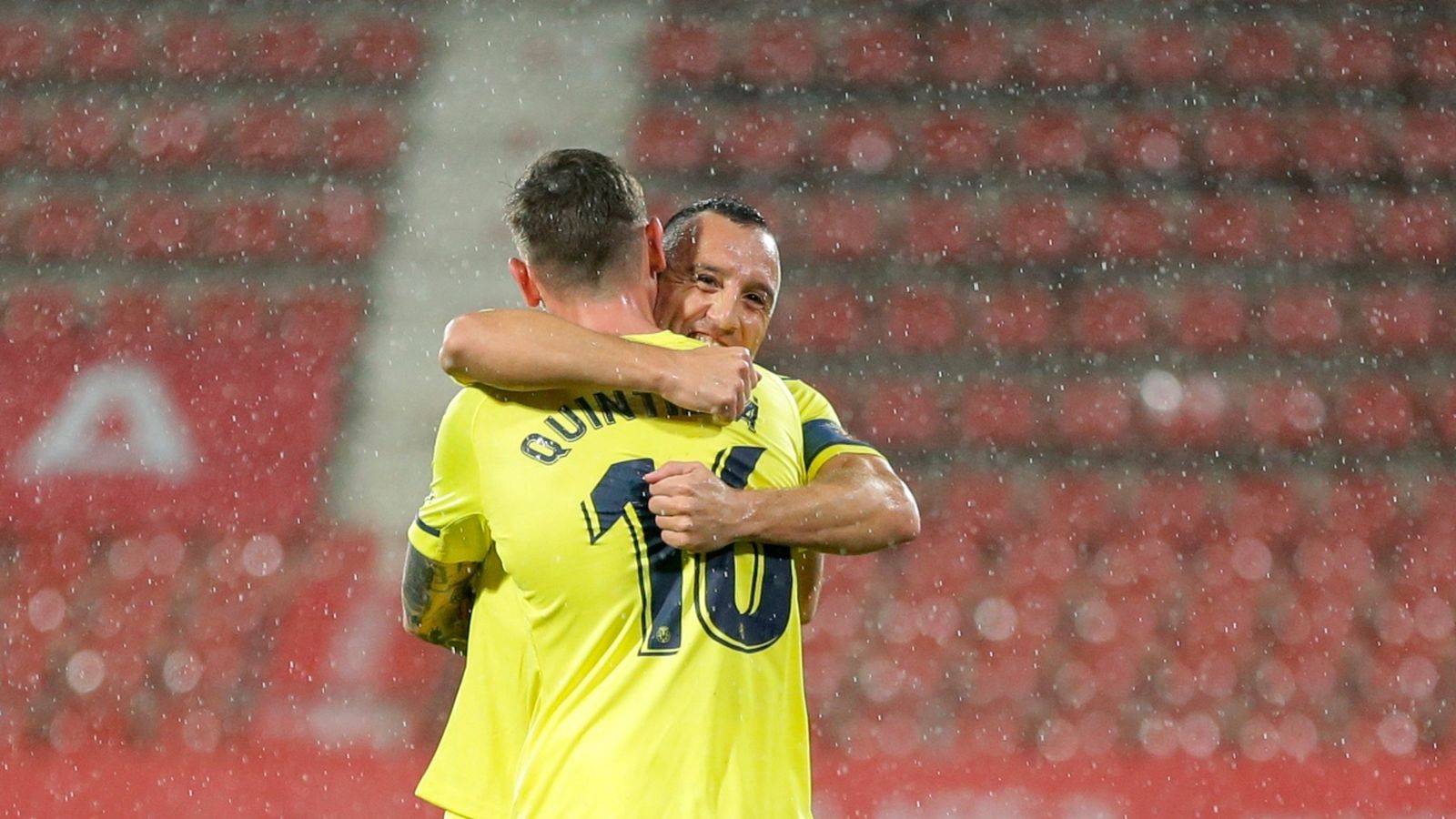 El jugador del Villareal, Santi Cazorla, celebra el gol amb el seu company Quintana