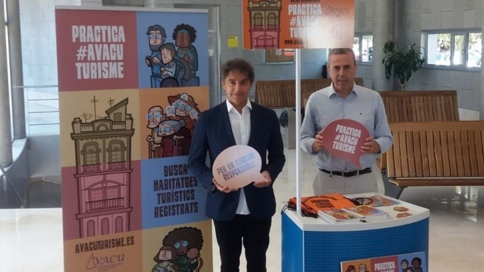 El secretari autonòmic de Turisme, Francesc Colomer i el president d’Avacu, Fernando Móner