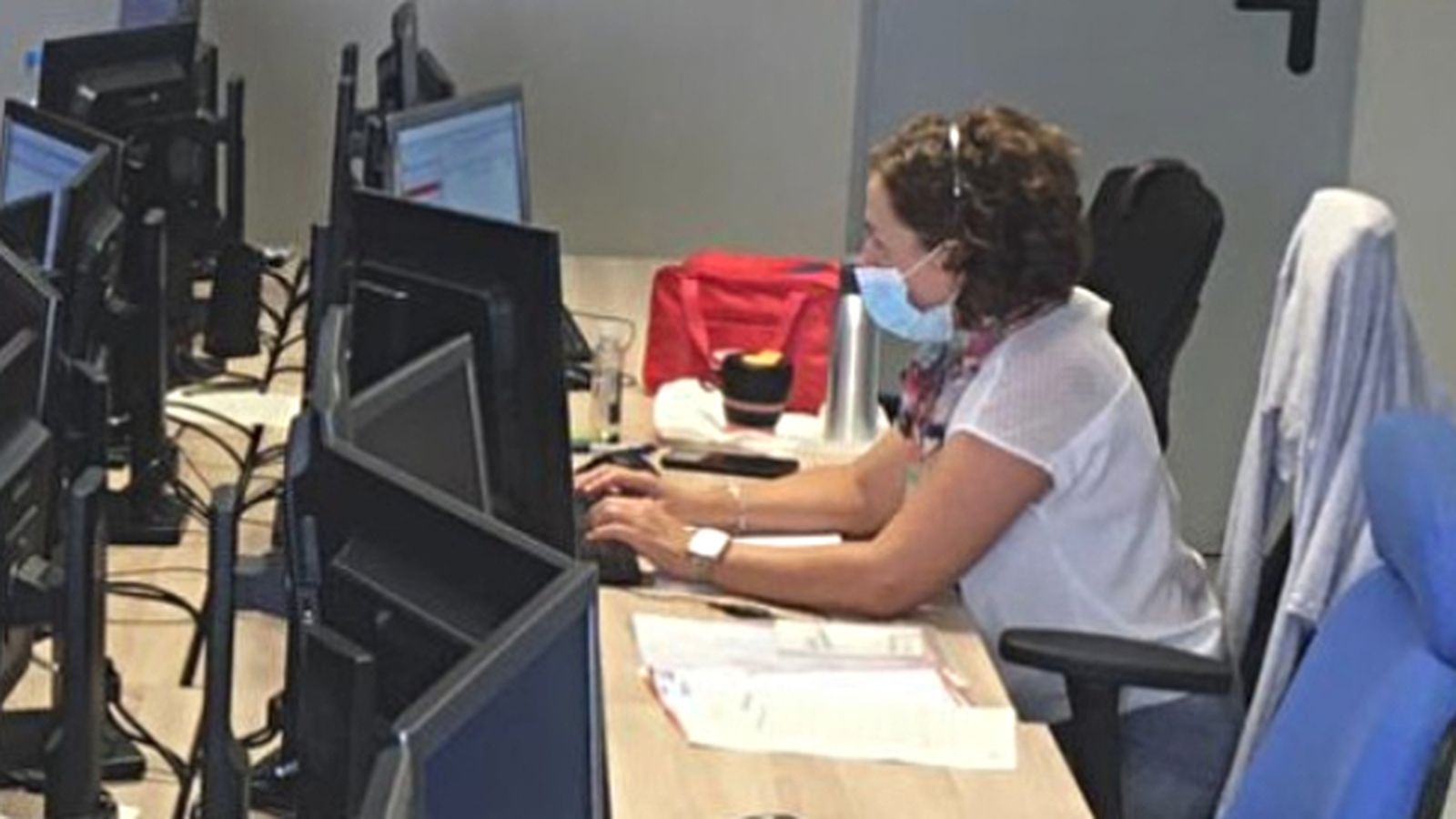 Una operadora del servei d'atenció telefònic sobre el coronavirus