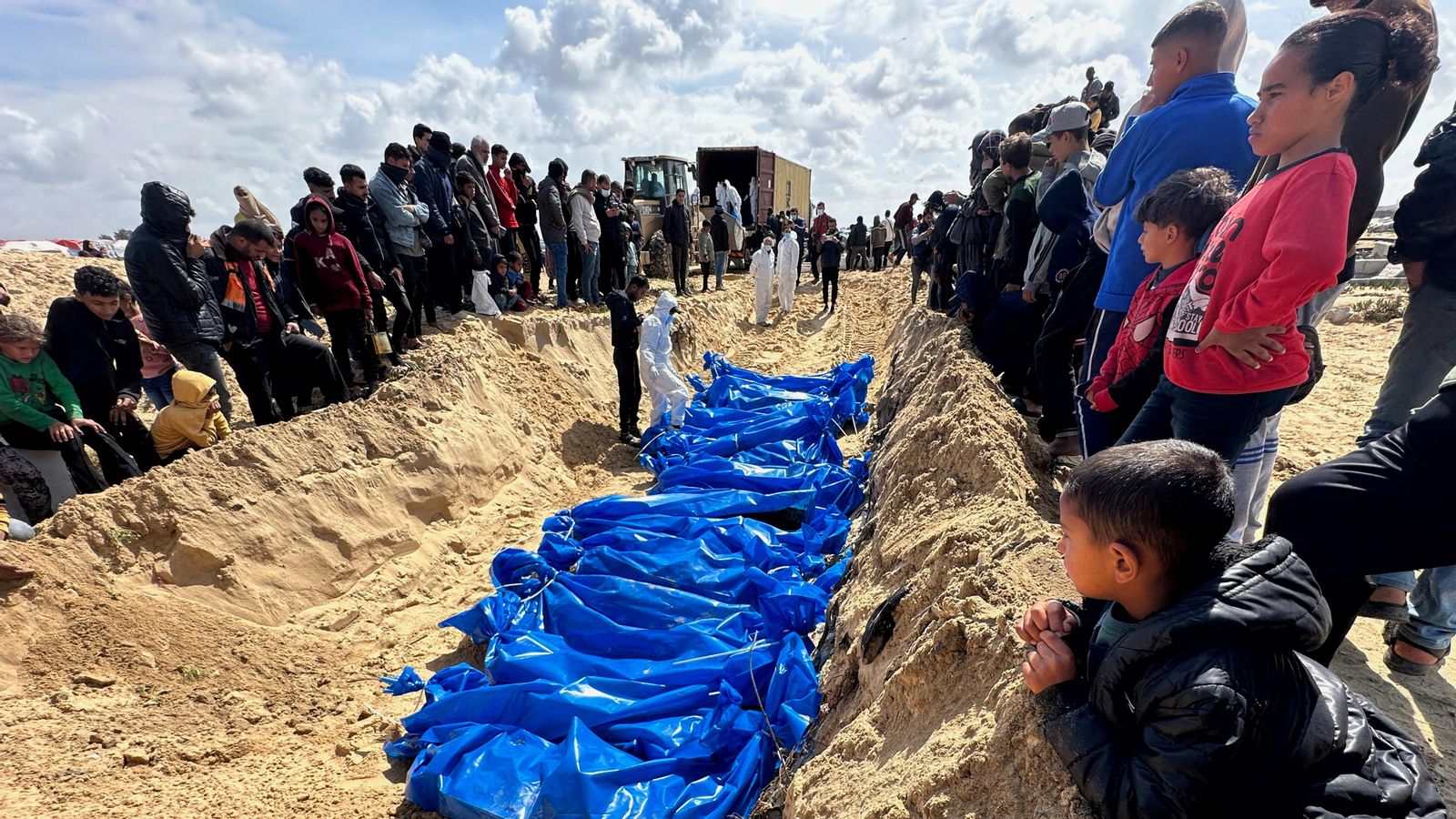 Soterrar en una fossa comuna a Rafah, al sud de la Franja de Gaza
