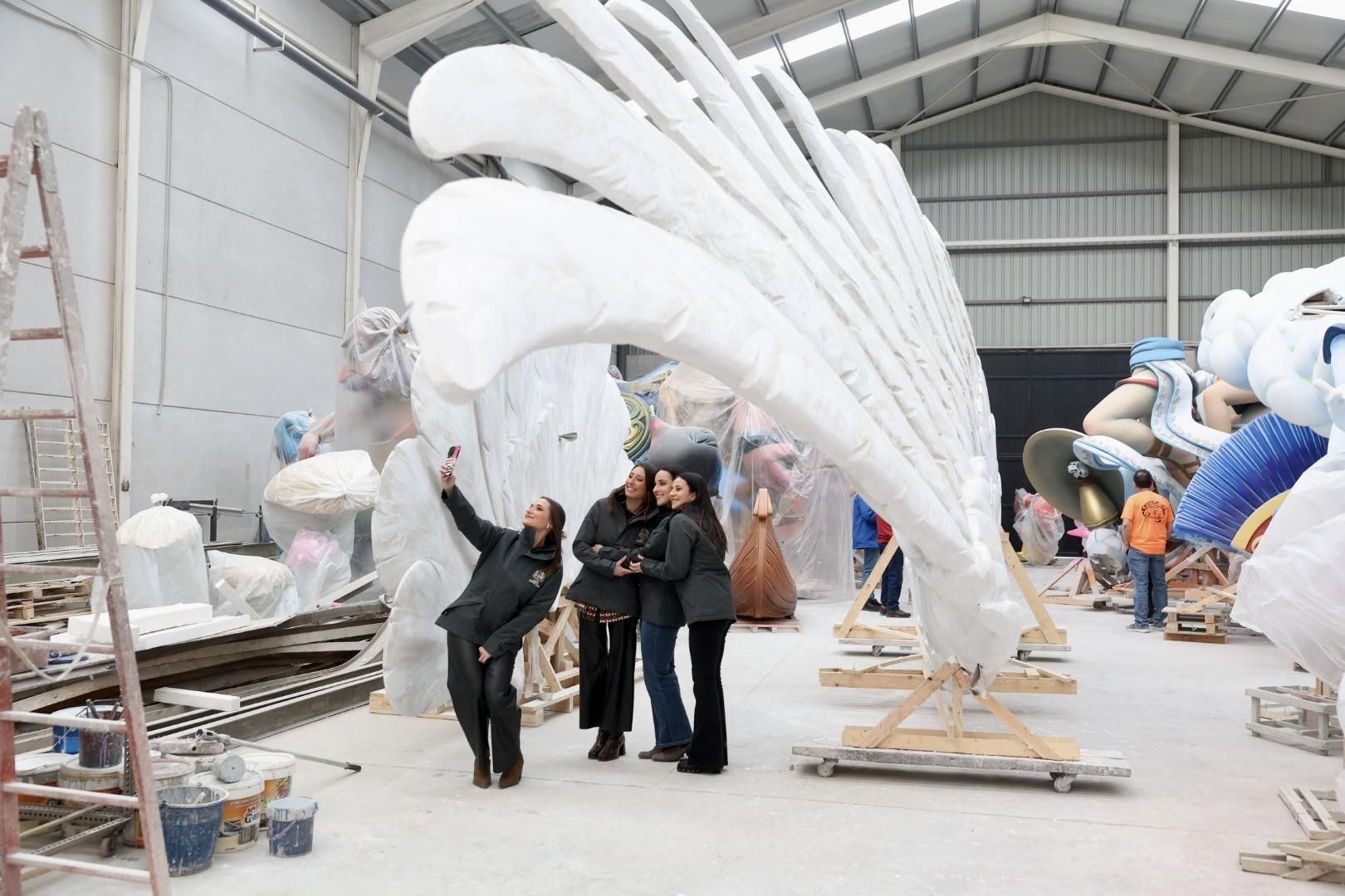 La fallera major de València visita amb la seua cort d'honor el taller de l'artista Pere Baenas La fallera major de València visita amb la seua cort d'honor el taller de l'artista Pere Baenas