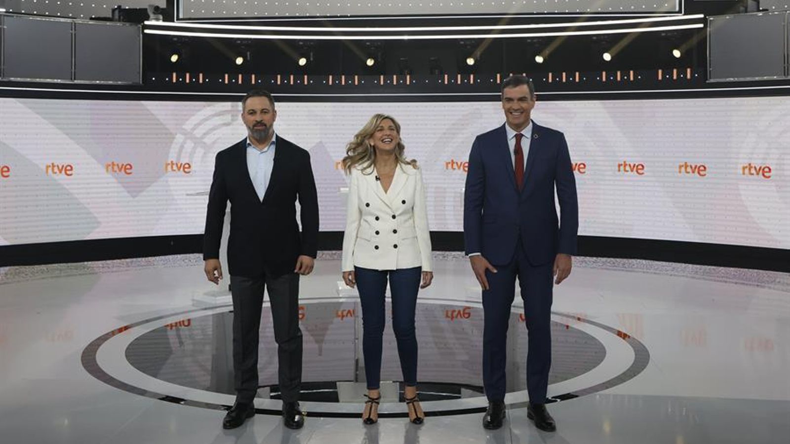Els candidats Santiago Abascal (Vox), Yolanda Díaz (Sumar) i Pedro Sánchez (PSOE) posen en els minuts previs al debat