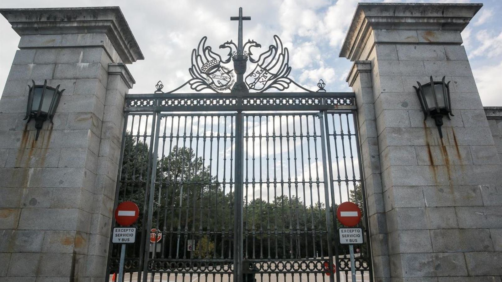 La porta del Valle de los Caídos, tancada