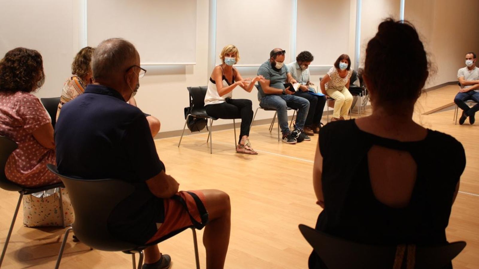 La regidora de Memòria Democràtica de Castelló, Verònica Ruiz, explica el projecte a les famílies
