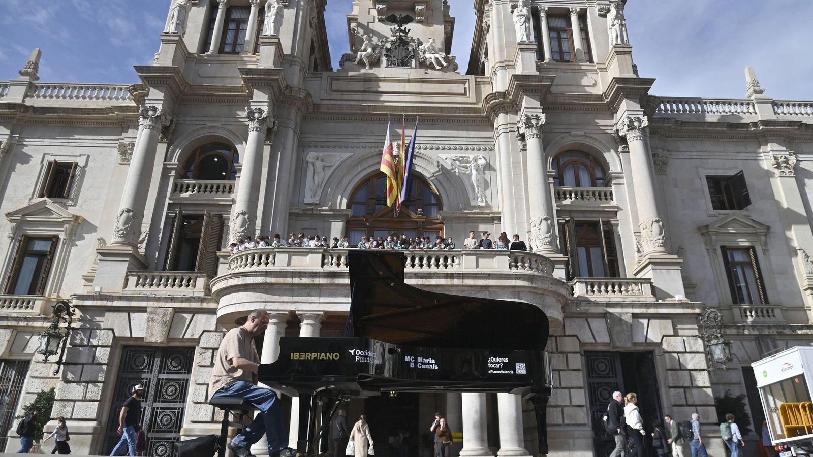 Un dels pianos col·locat a les portes de l'Ajuntament de València, dins de la iniciativa que busca promoure la música com a motor cultural de la ciutat