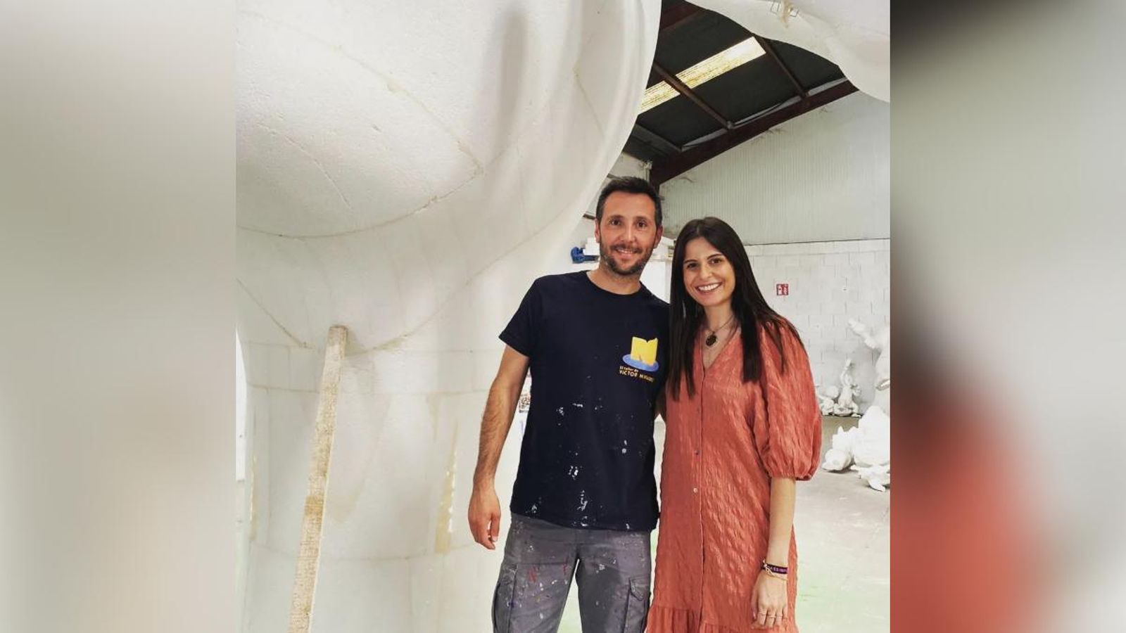 Noah Higón i l'artista faller Víctor Navarro