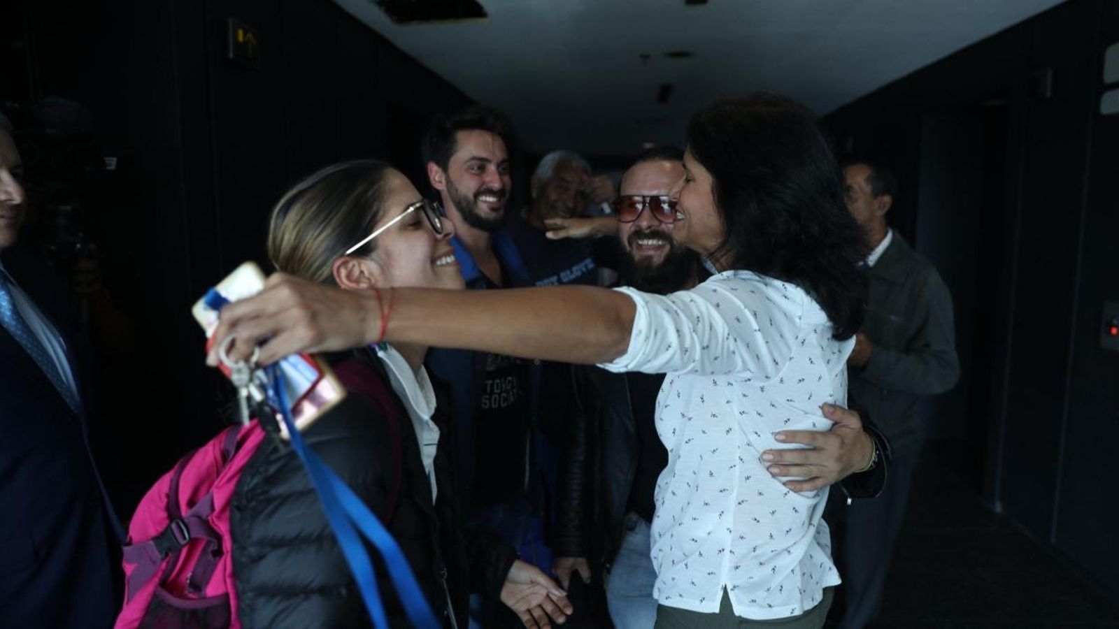 La delegada de l'agència Efe a Veneçuela, Nélida Fernández, rep als periodistes alliberats