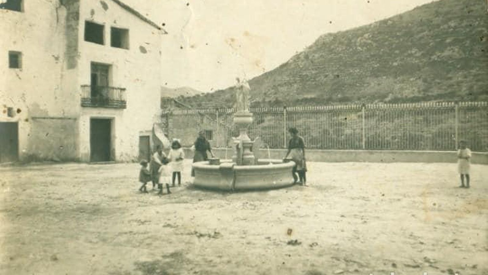 Una imatge de la font de Gaibiel de fa vora cent anys