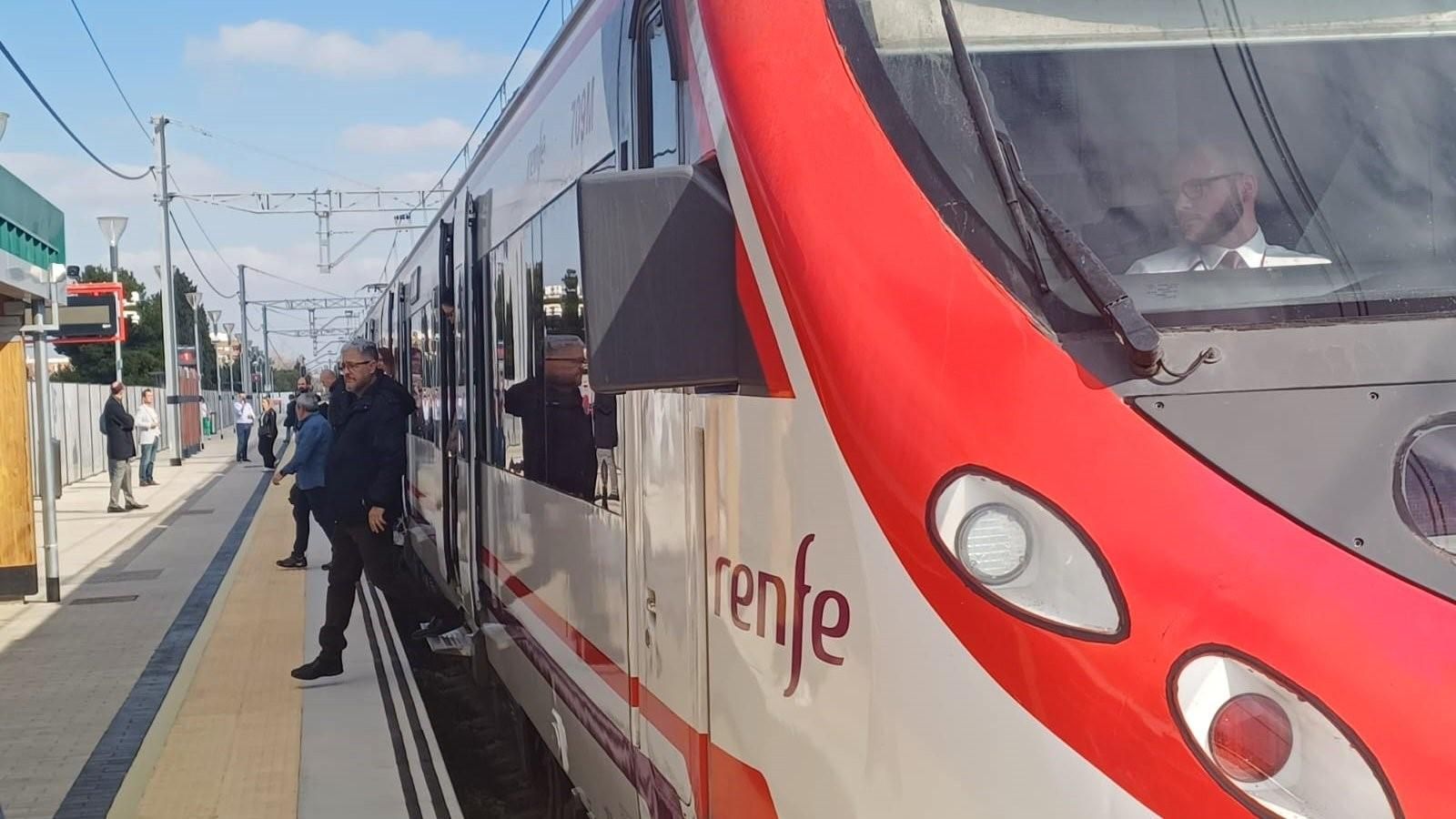 Els primers passatgers baixen d'un comboi de rodalies a l'estació d'Albal, este dimarts
