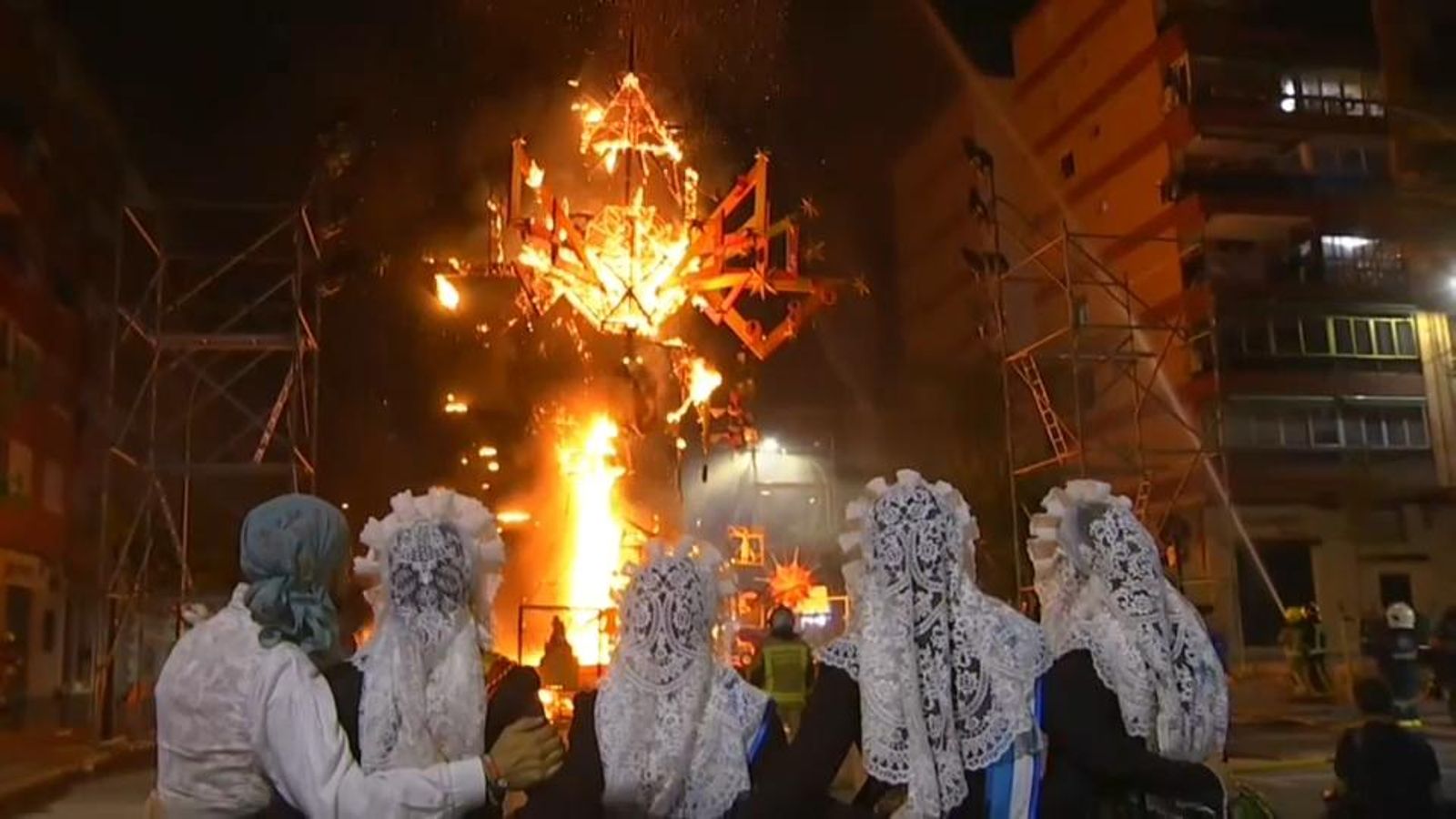 La nit de la cremà ja està preparada a totes les fogueres d’Alacant