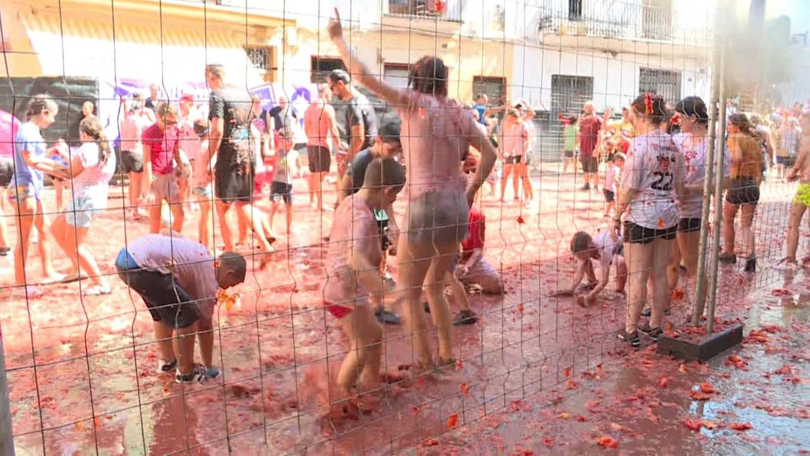 Imatges de la tomatina infantil celebrada aquest dissabte a Bunyol