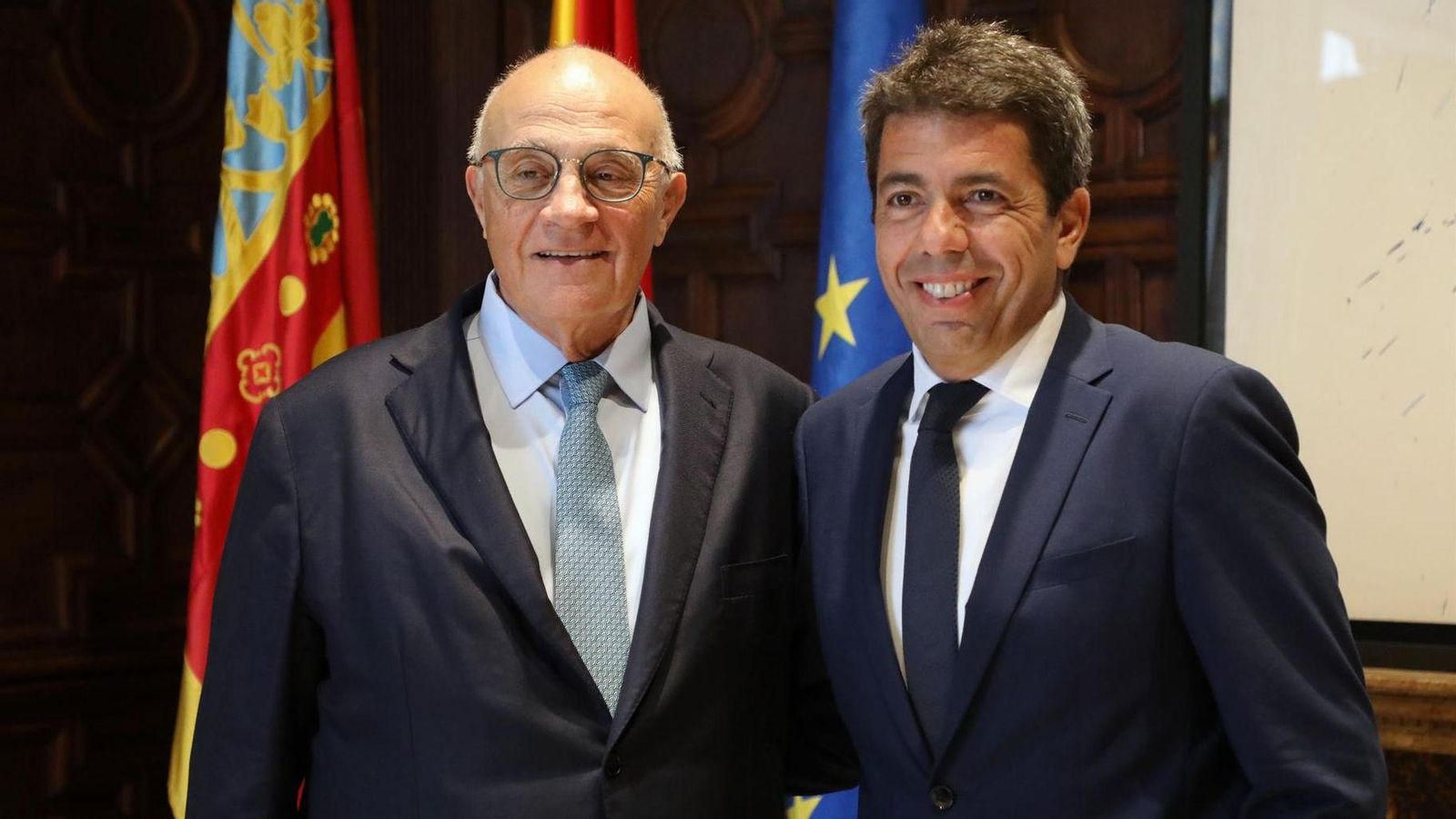 De dreta a esquerra, el cap del Consell, Carlos Mazón i el president de Banc Sabadell, Josep Oliu