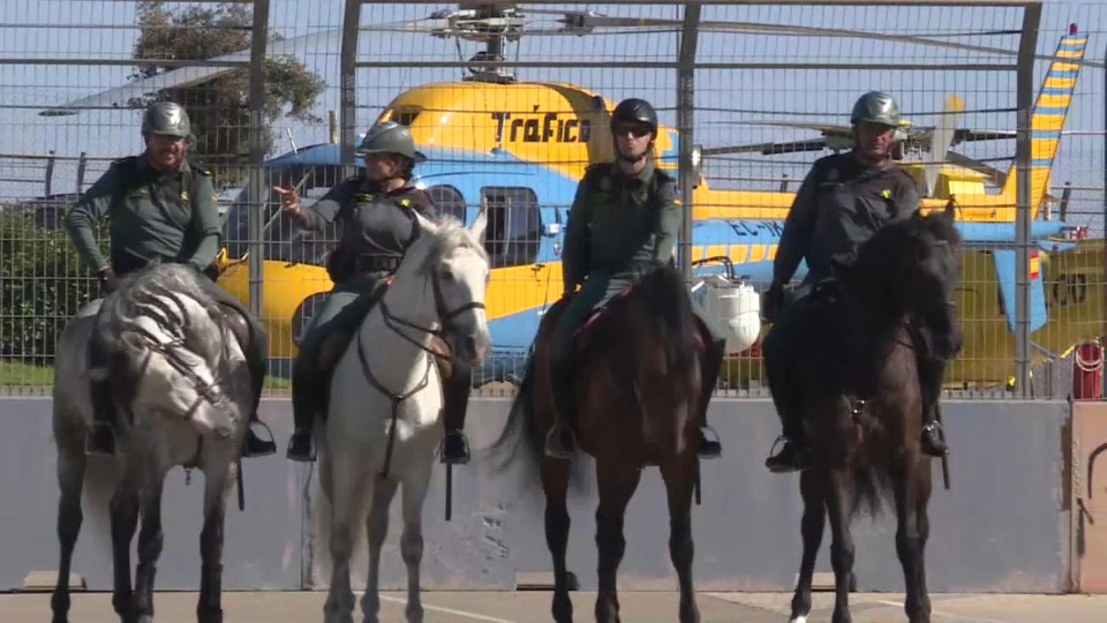 Efectius a cavall de la Guàrdia Civil amb un helicòpter de la DGT al fons, preparats per al Gran Premi de Cheste