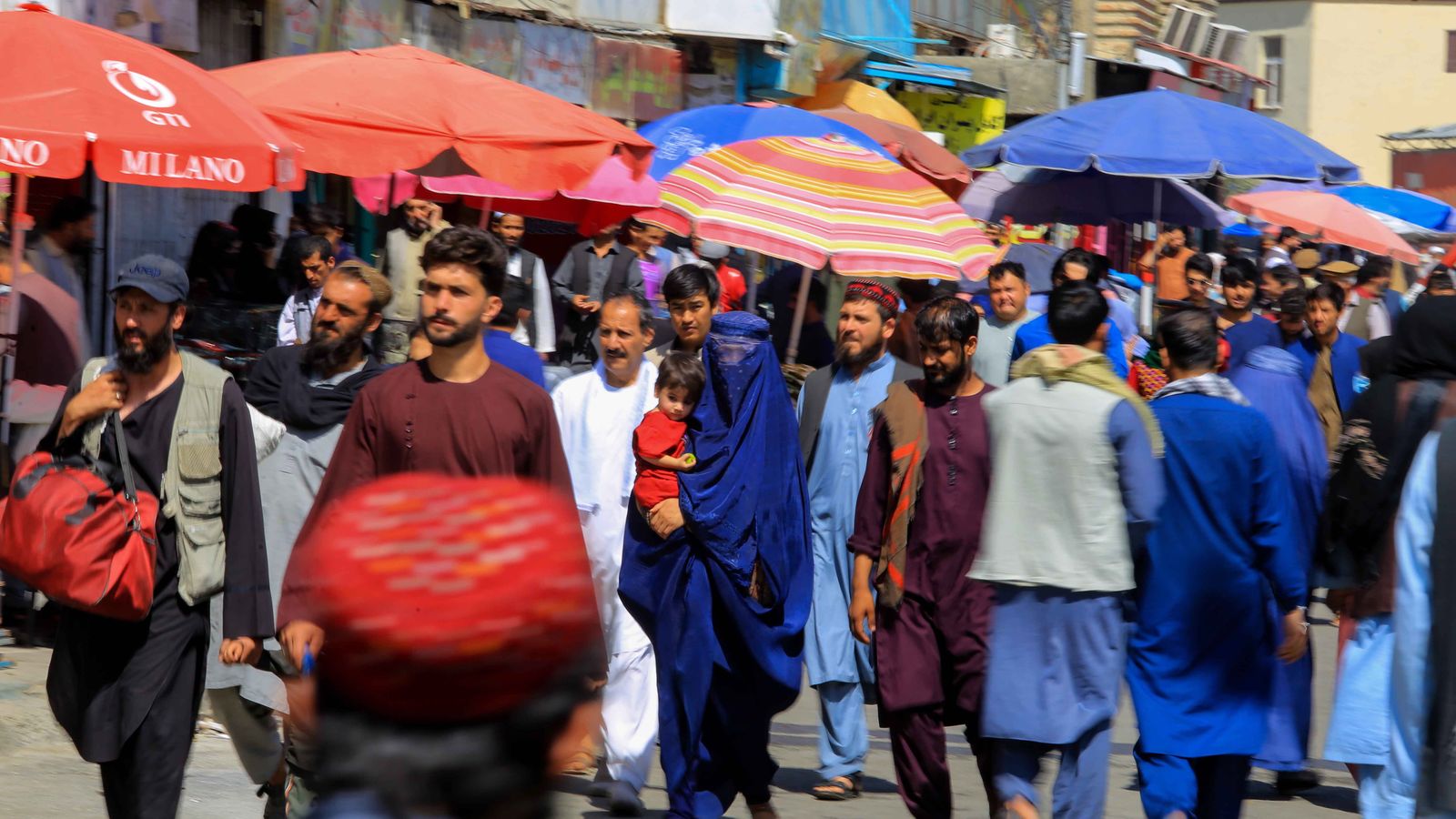 Una dona camina en el burka pels carrers de Kabul