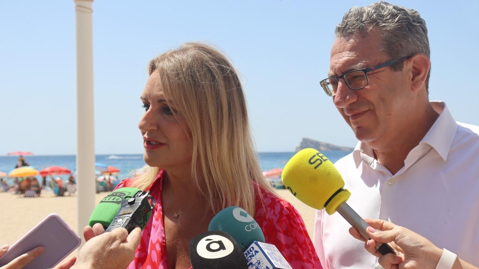 Nuria Montes, consellera d’Innovació, Indústria, Comerç i Turisme amb l'alcalde de Benidorm, Toni Pérez