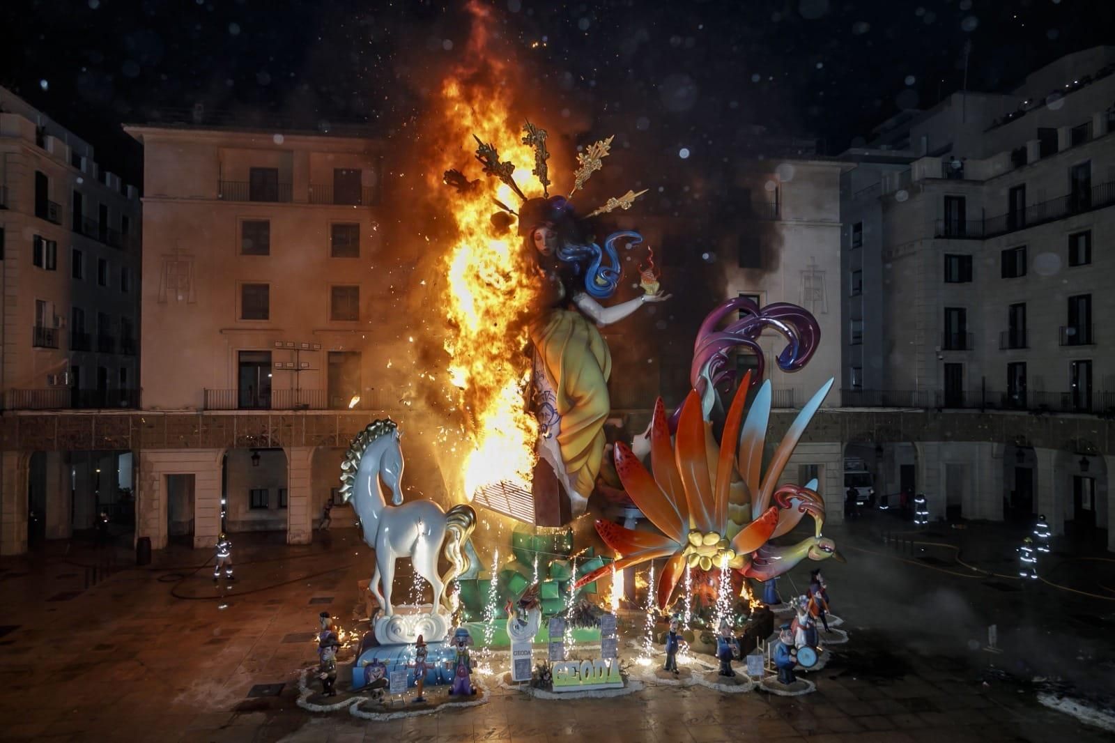 El 24, À Punt retransmetrà la Cremà de les Fogueres d'Alacant i de les localitats que també celebren la festa El 24, À Punt retransmetrà la Cremà de les Fogueres d'Alacant i de les localitats que també celebren la festa