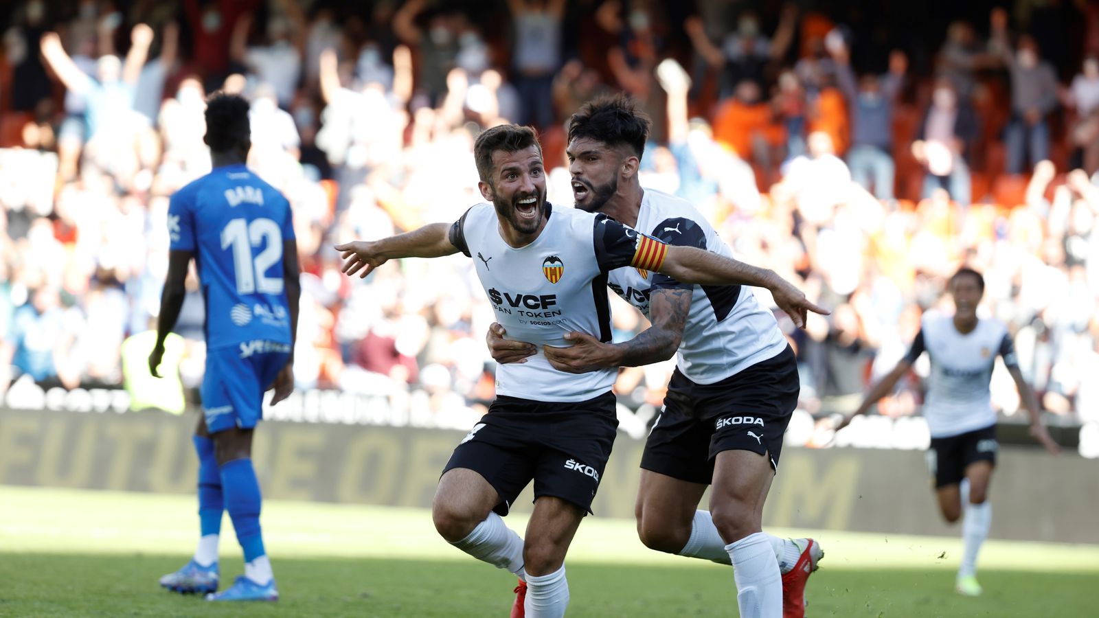 Gayà i Alderete celebren un gol en l'últim minut del partit