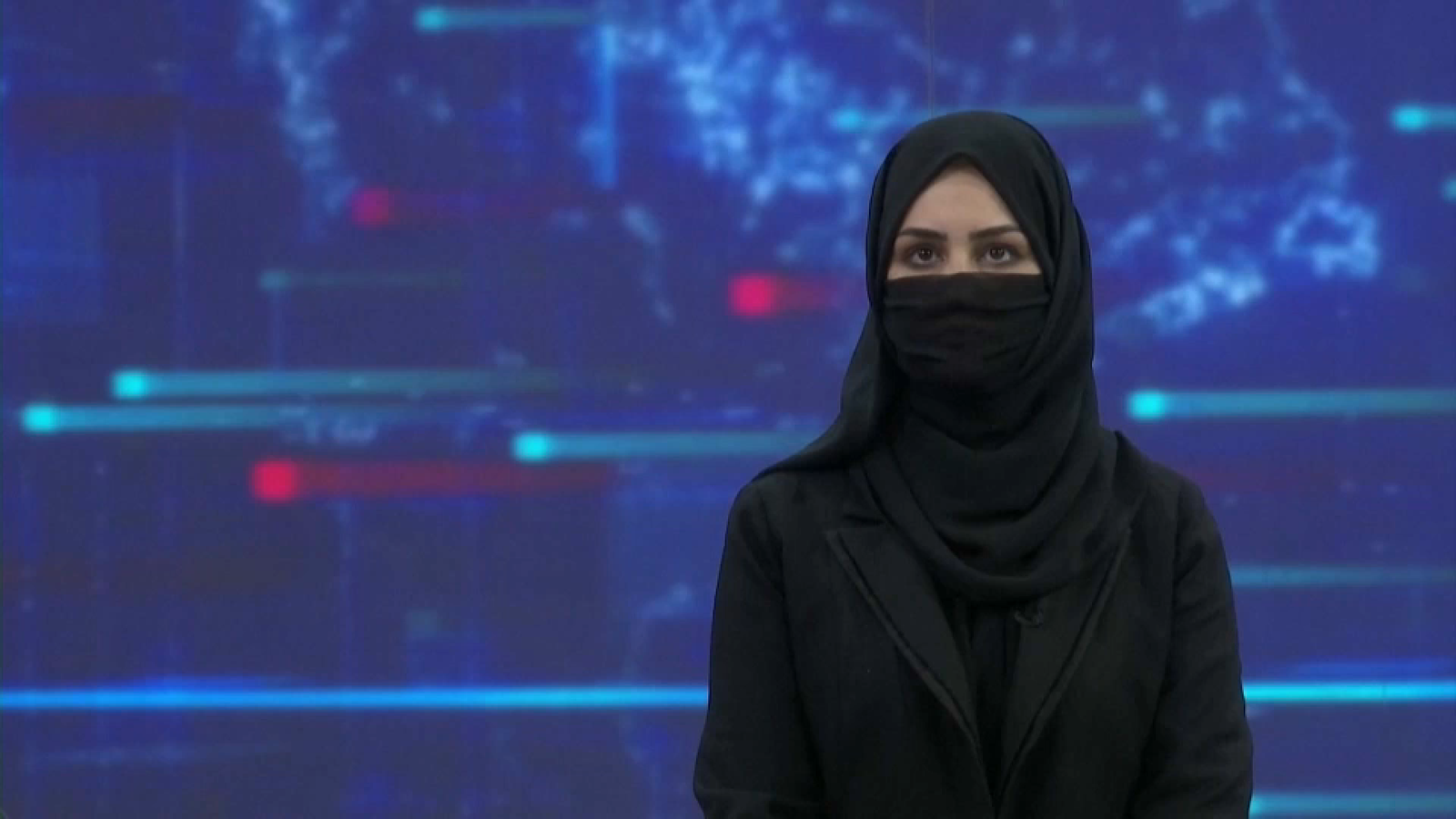 Una presentadora d'una televisió local de Kabul es tapa la cara aquest diumebge